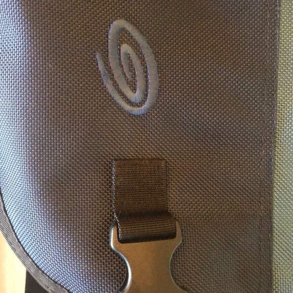 Timbuk2 Handbags - Excellent used condition Timbuk2 messenger Blue L